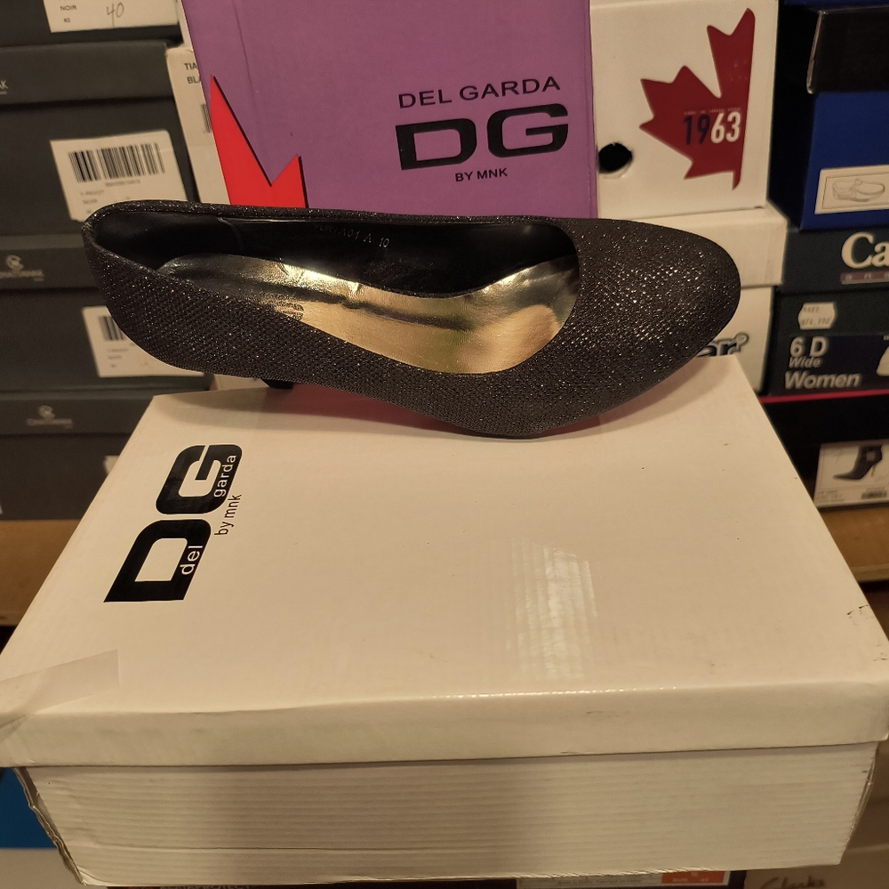 Ladies pumps new in the box size 10.